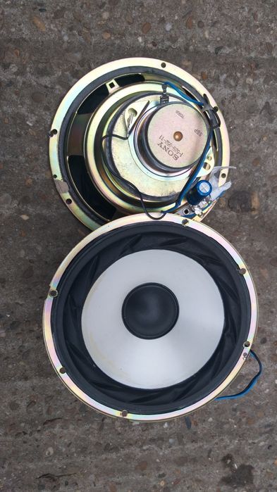 De vinzare boxe auto luate de pe un  audi