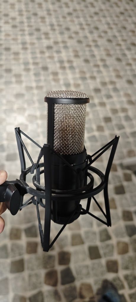 Продавам студиен кондензаторен микрофон akg p420