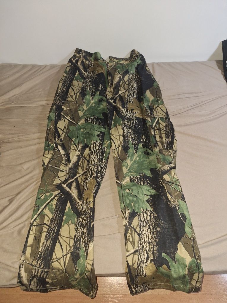 Vând pantaloni stil camuflaj