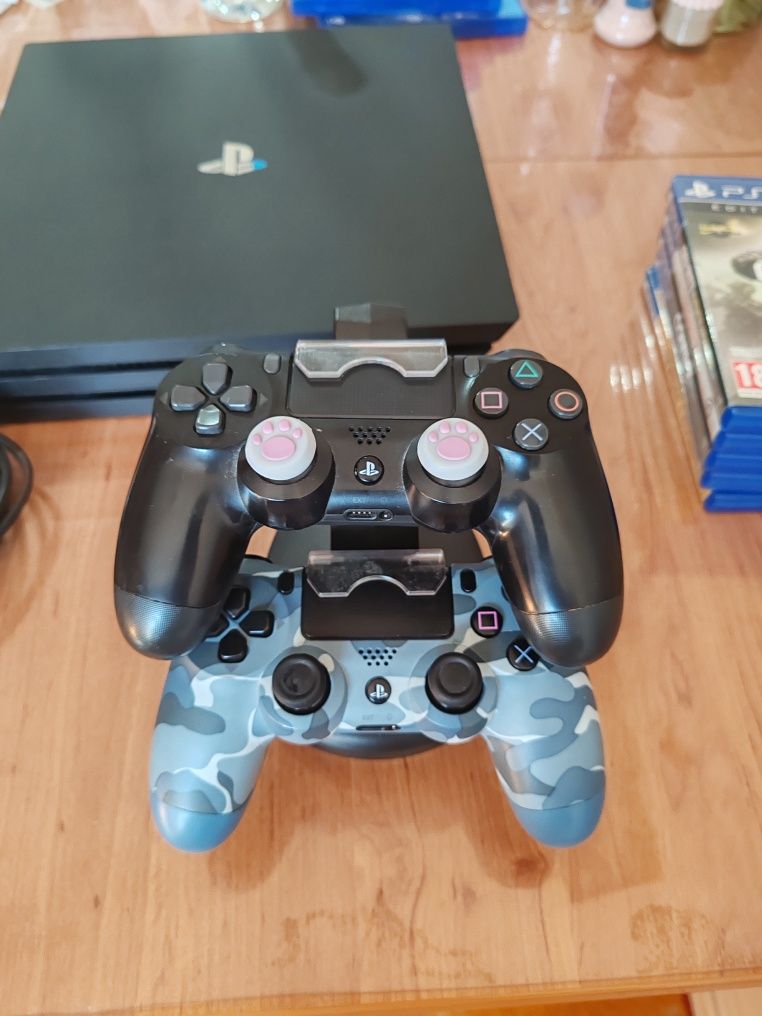 PS 4 PRO 1 TB + зарядна станция, два джойстика и игри