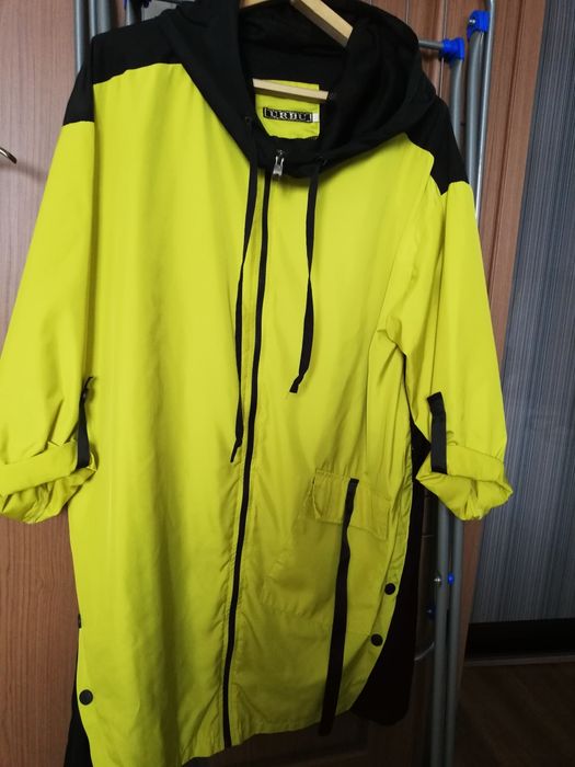 Продам плащ-ветровку.