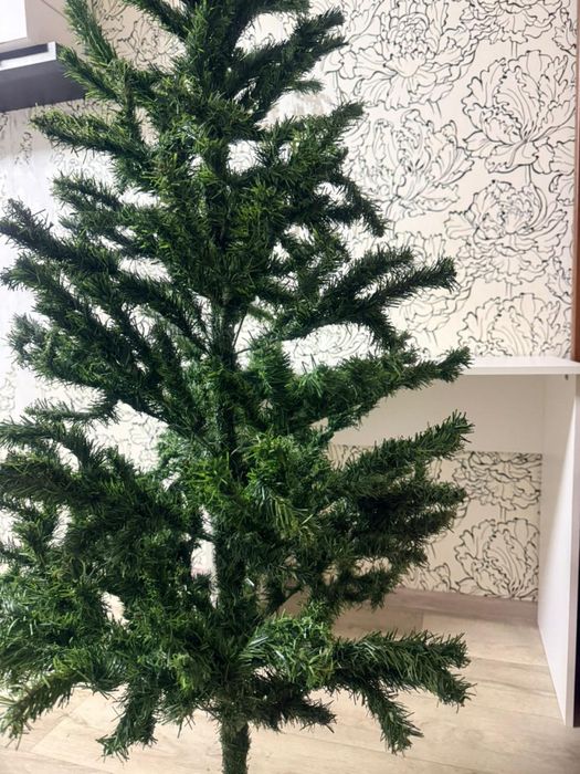 Продам елку в хорошем состоянии