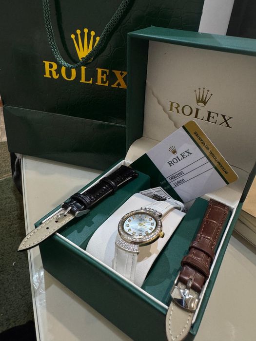 Золатой с брилянтом часы продаётся