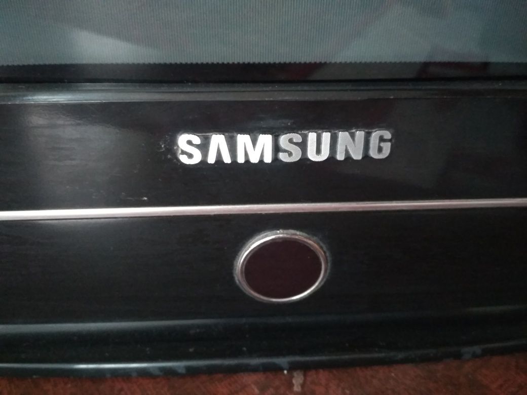 Televisivor Samsung srochno sotiladi