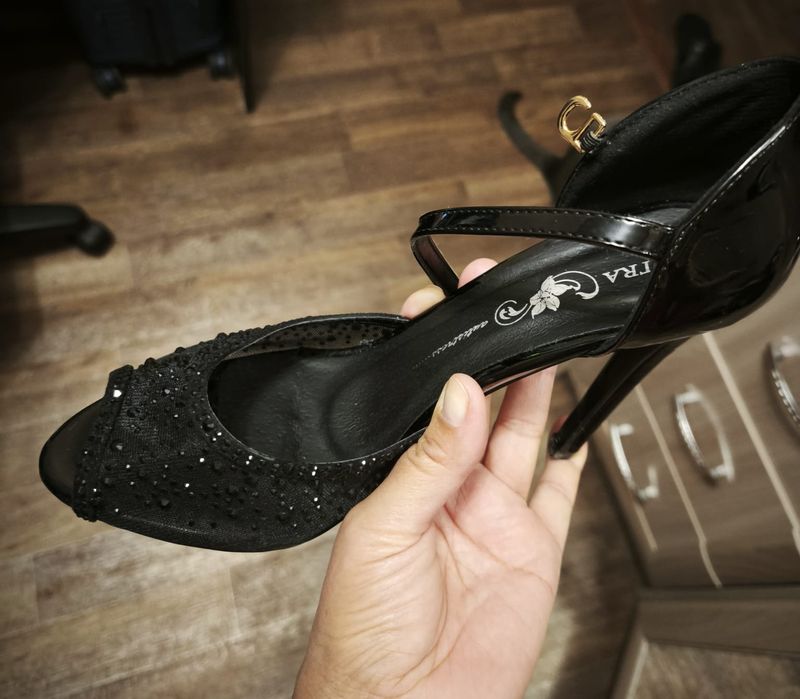 Продам туфли новые