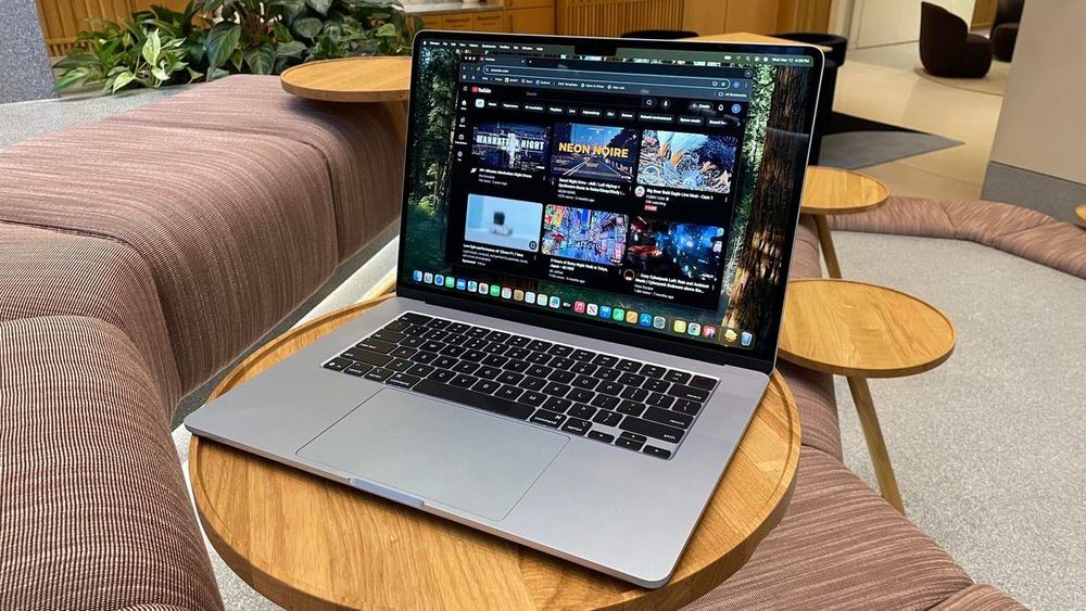 Macbook air m 4 16/256 100% 22 sikl 25 soatgacha yetadi quvati 10/10