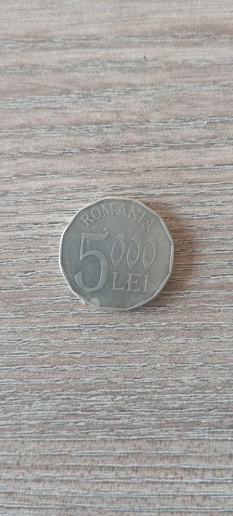 Vând moneda veche 5000 lei