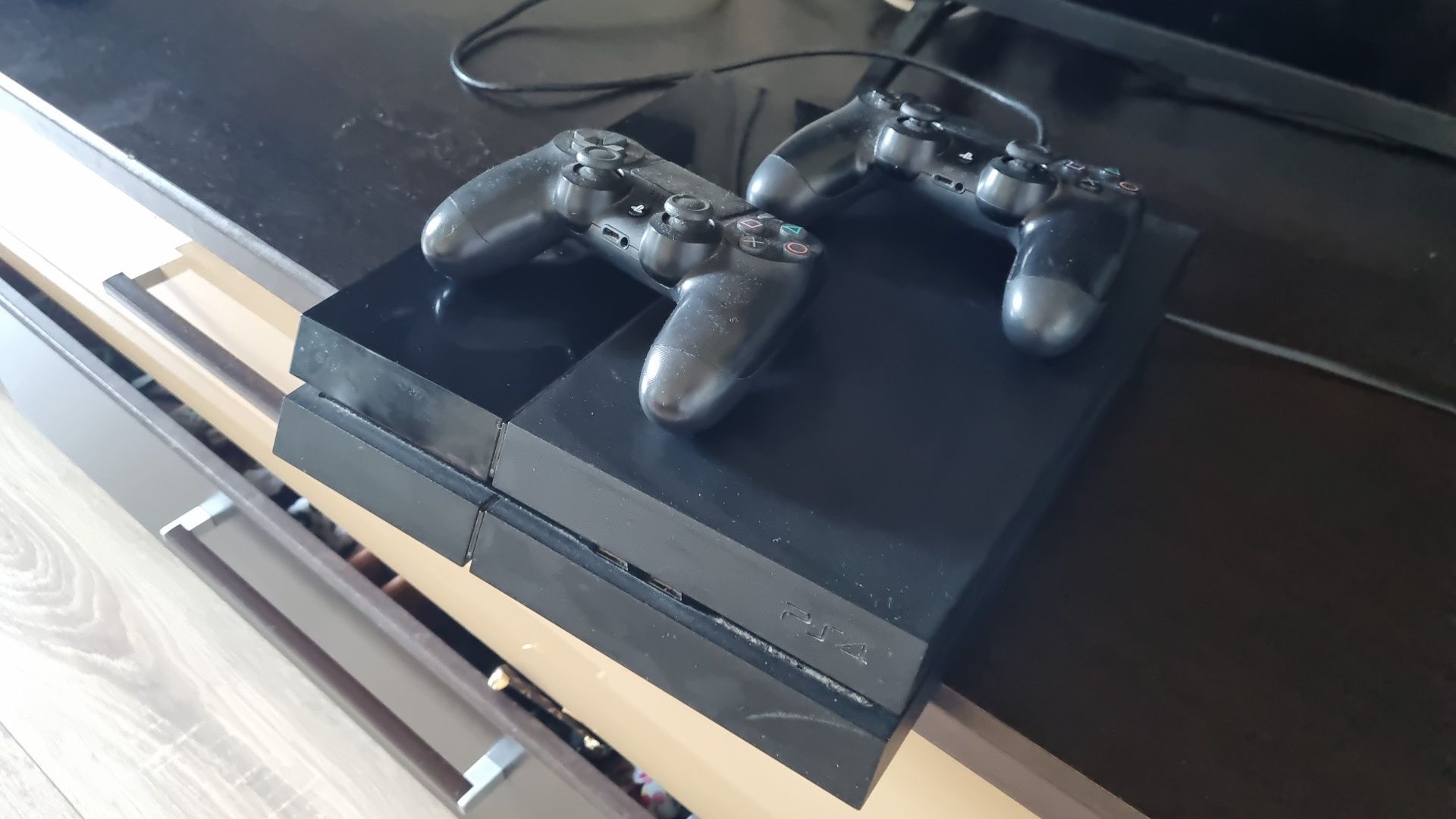 Vând PS4 512 GB cu doua manete