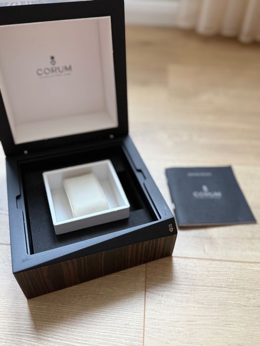 Corum кутия за часовник