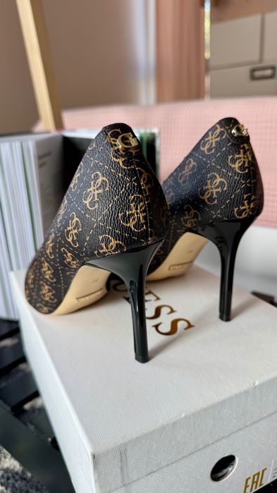 Обувки Guess на висок ток, 39 номер