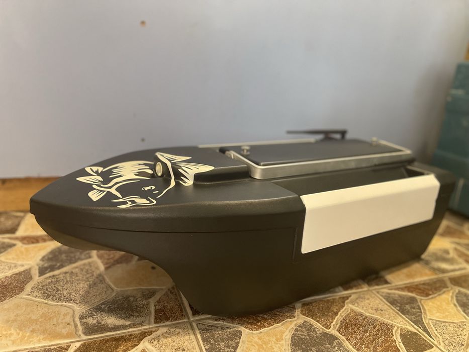 Лодка за захранка със сонар Lucky