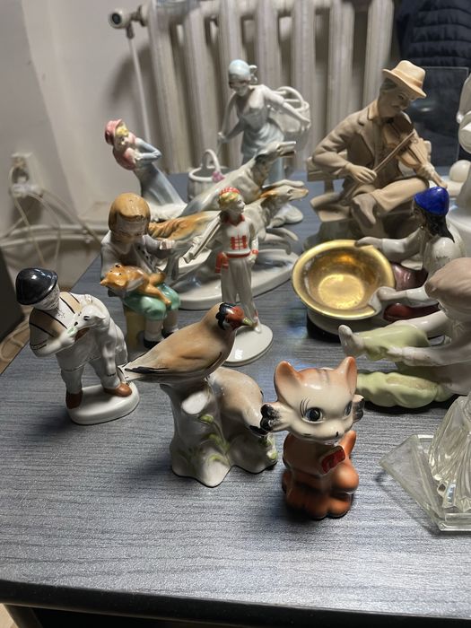 Vand diferite bibelouri din portelan