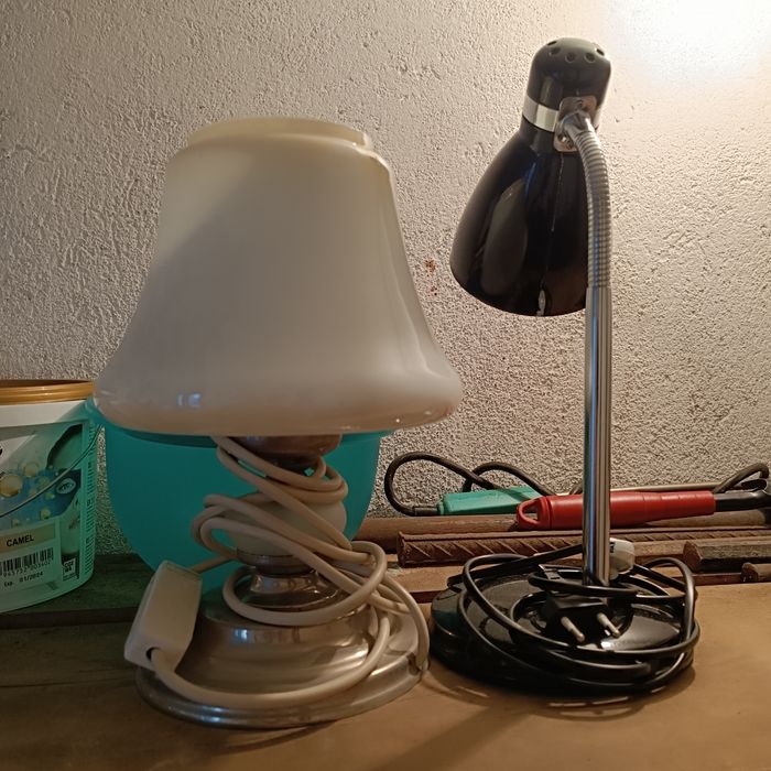 Продавам две настолни лампи.