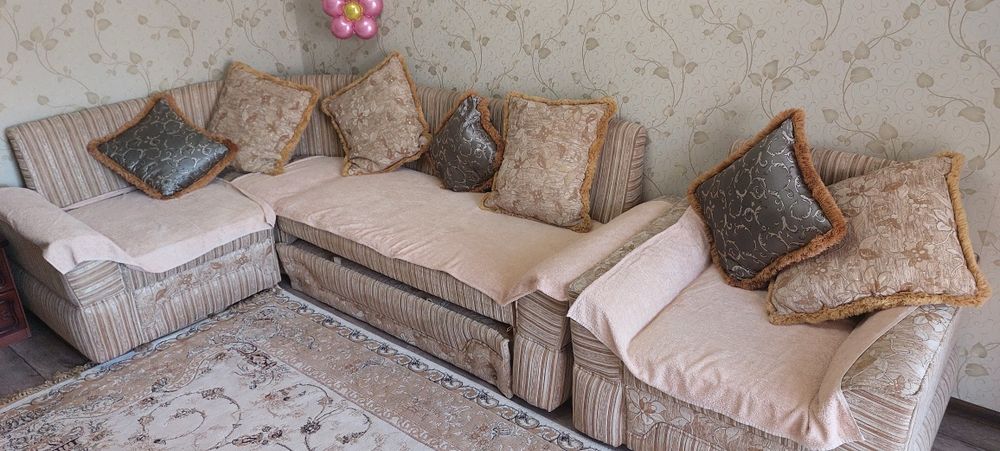 Диван для зала, песочно золотистый цвет.