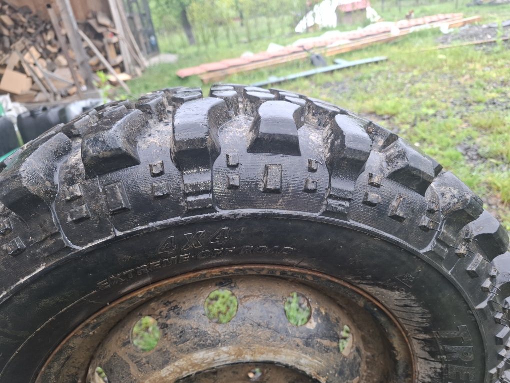 Vând 4 cauciucuri de noroi cu genți pentru Lada Niva
