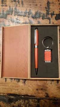химикалка и ключодържател в кутия, метал и кафява пластмаса