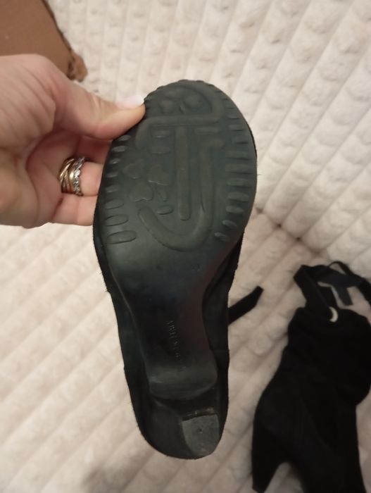 Cizme din piele întoarsā