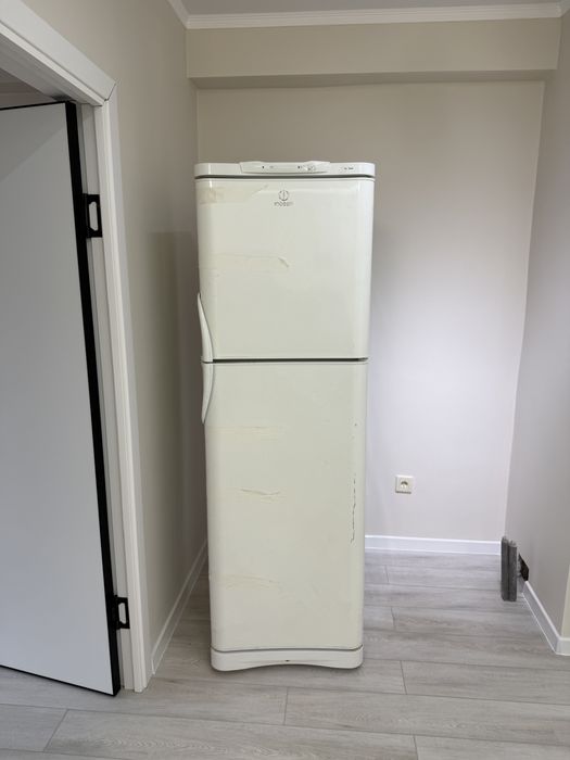 Холодильник indesit