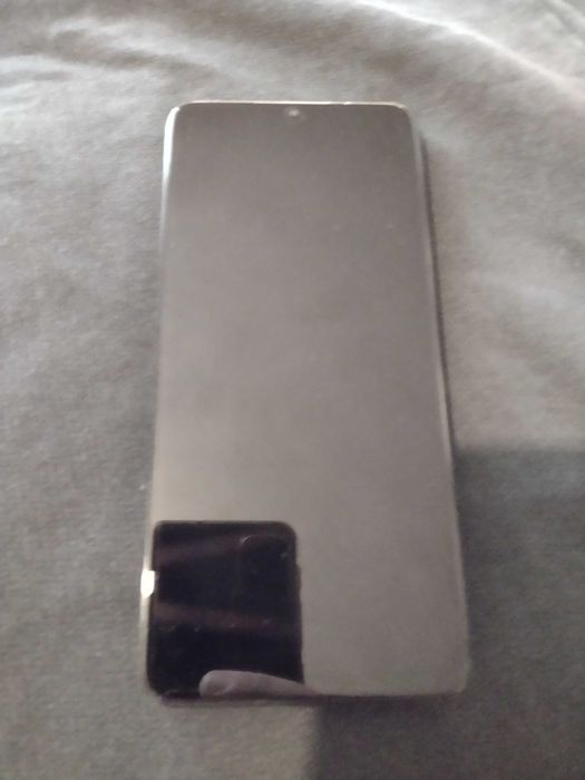 TCL 505 Телефон със супер издръжлива батерия.