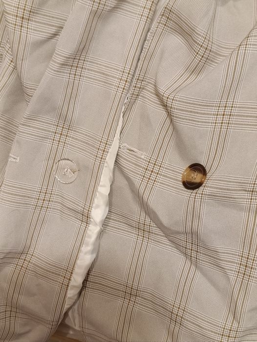 Бежово дамско сако с етикет