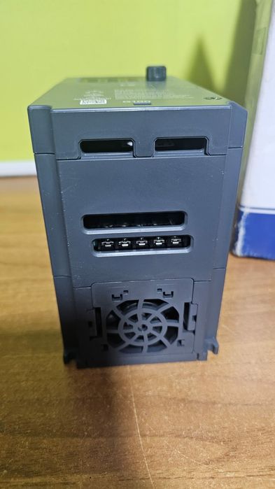 Invertor de frecvență trifazat LSL V0008G 100-4EOFN