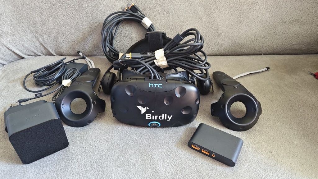 VR очила HTC + oculus контролер и сензори