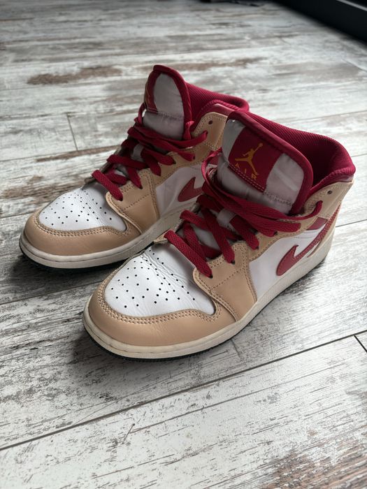 Nike Air Jordan 1 Mid Curry Cardinal; Nike Dunk Low Panda
