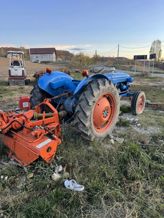 Vând tractor Ford