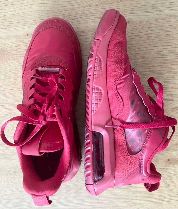 Nike air Jordan червен почти като нови