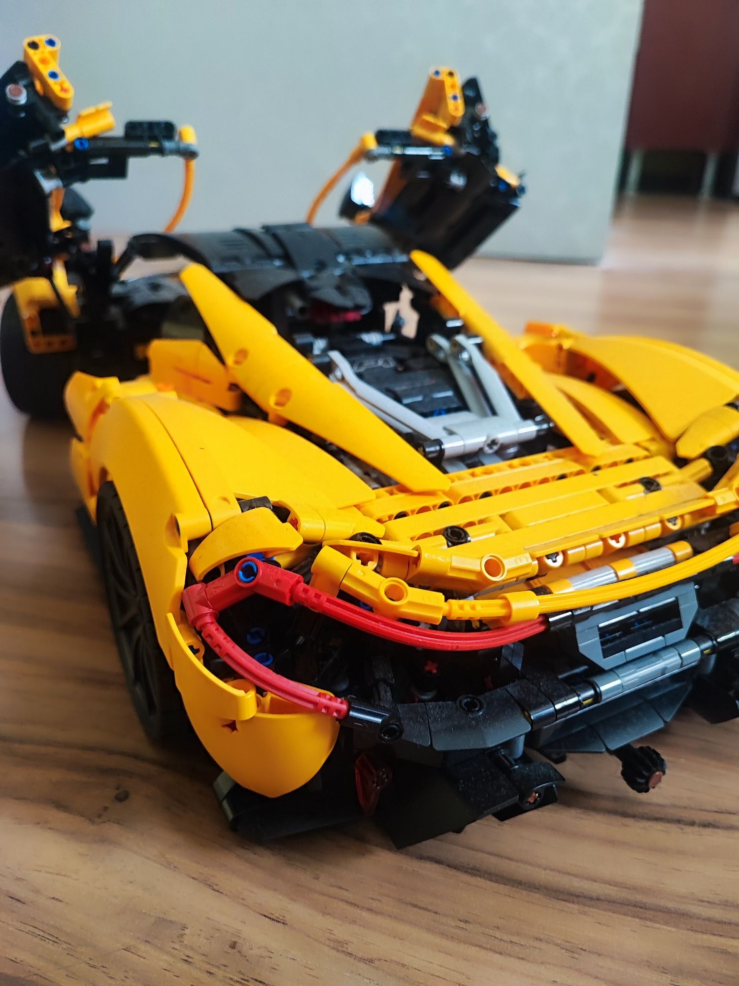 LEGO® Technic McLaren P1 ™ в мащаб 1:8