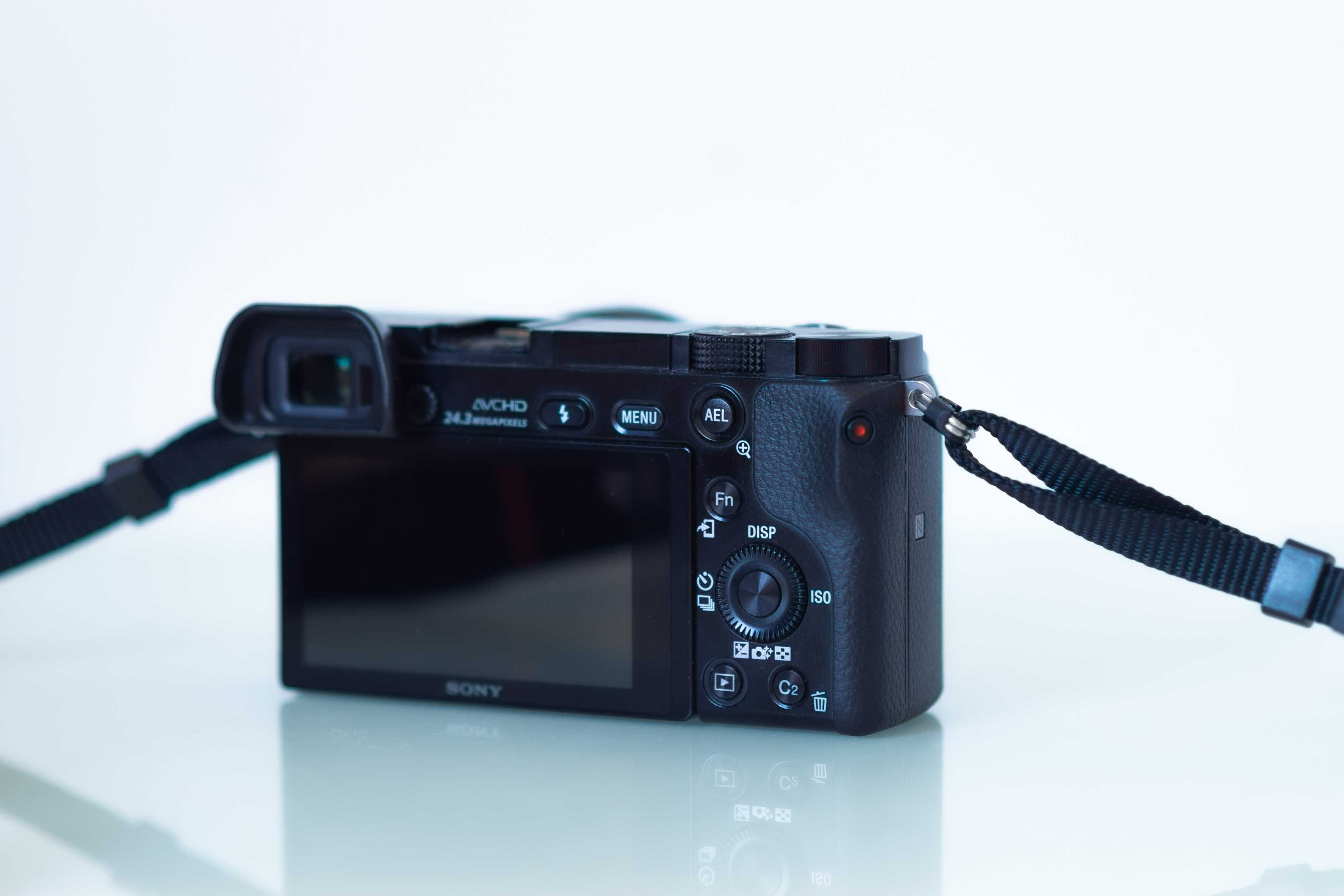 Vand/Schimb SONY a6000 kit + obiectiv - doar 9000 de cadre! WiFi NFC