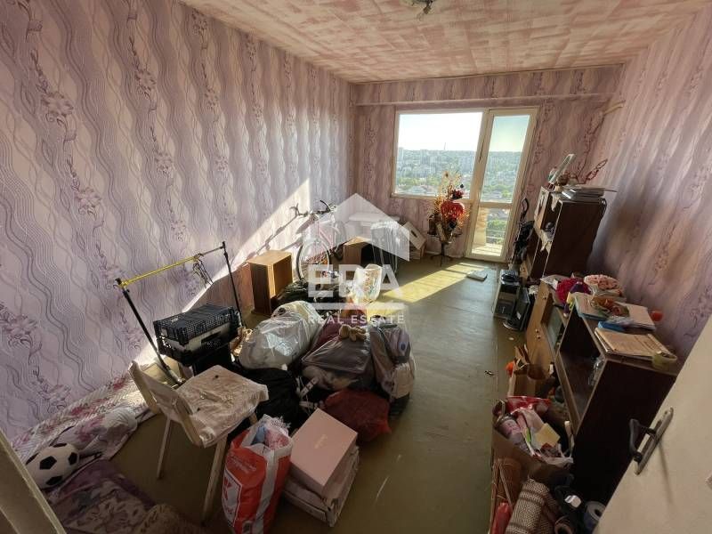 Тристаен ексклузивен апартамент за продажба, с отделна кухня, в жк Хри
