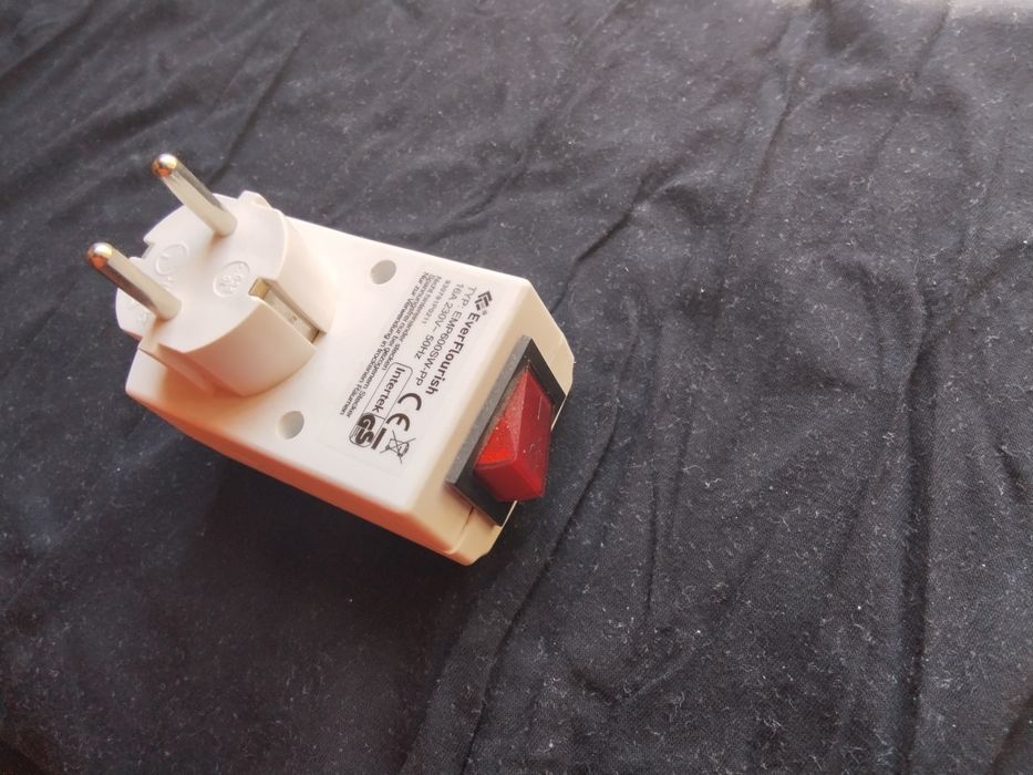 Самостоятелен контакт  с копче за прекъсване, за 220 волта