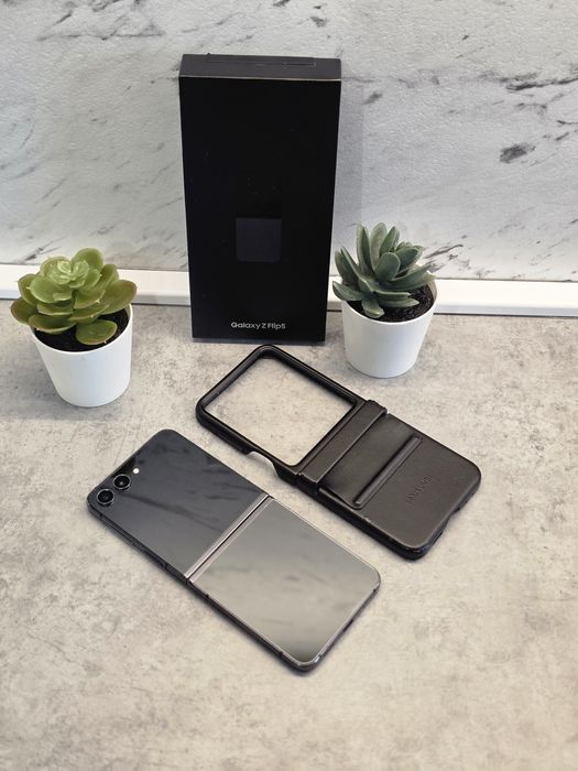 Samsung Galaxy Z Flip 5 ~ 256GB ~ Full box