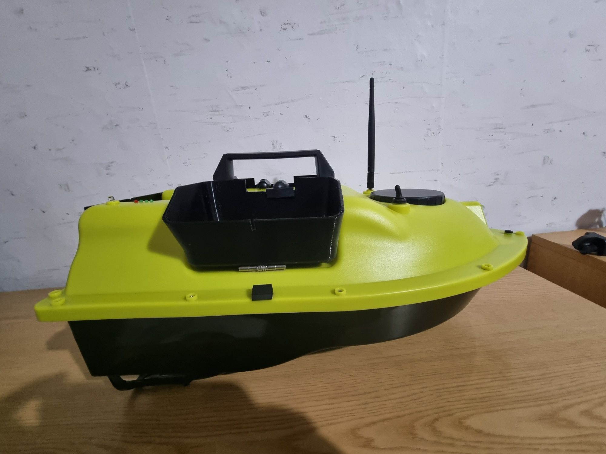Лодка за захранка D18 със GPS 16точки