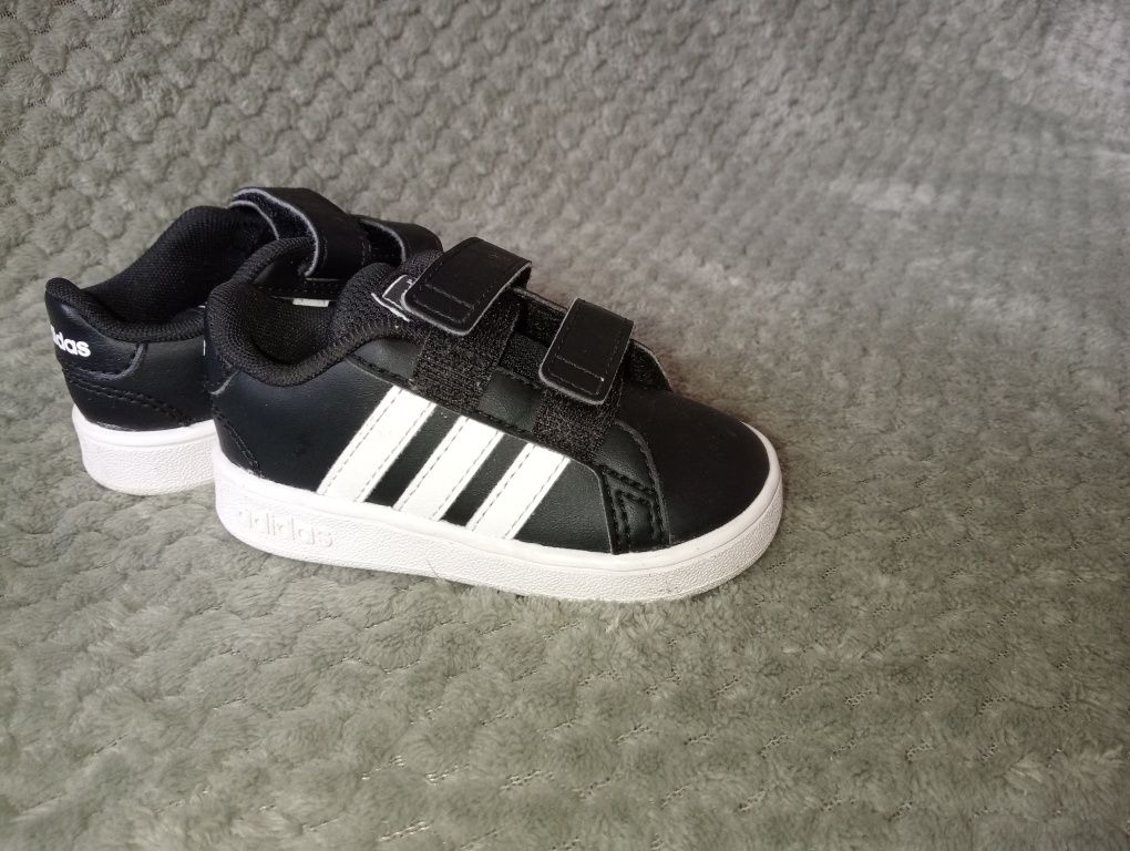 De vânzare papucei Adidas