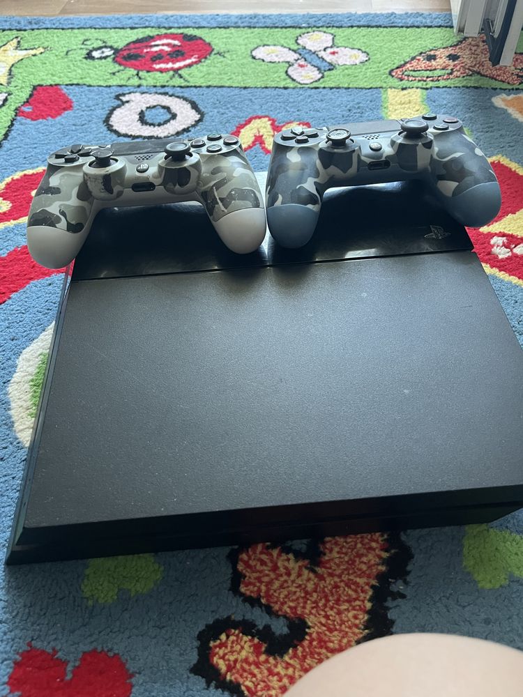 Продаю PS4  512 ГБ + 3 игры — Отличное состояние!