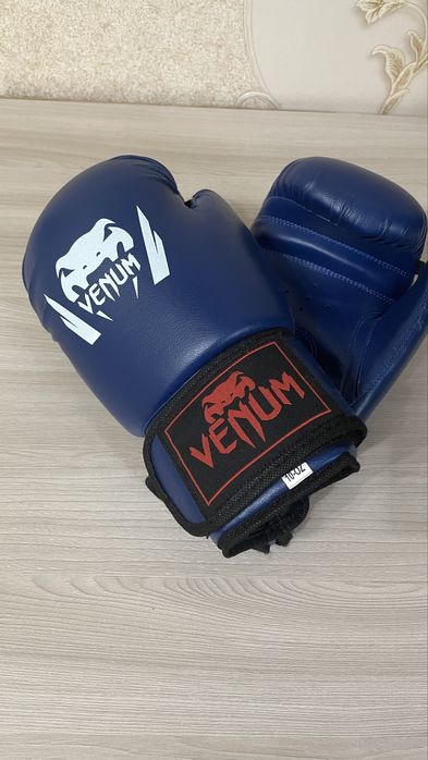 Боксерские перчатки 10 унций в отличном состоянии