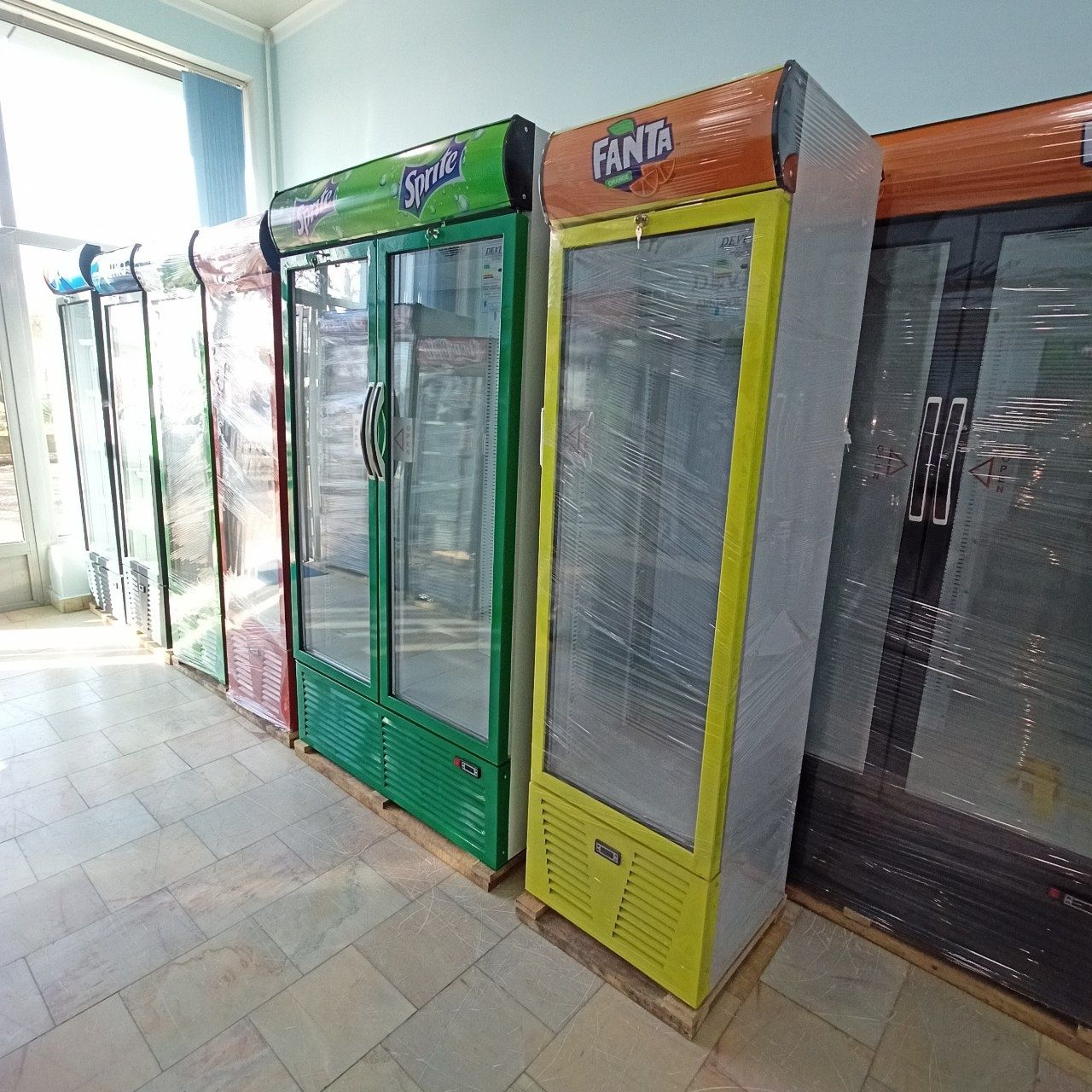 Новые витринные холодильники DEVI в Андижане.