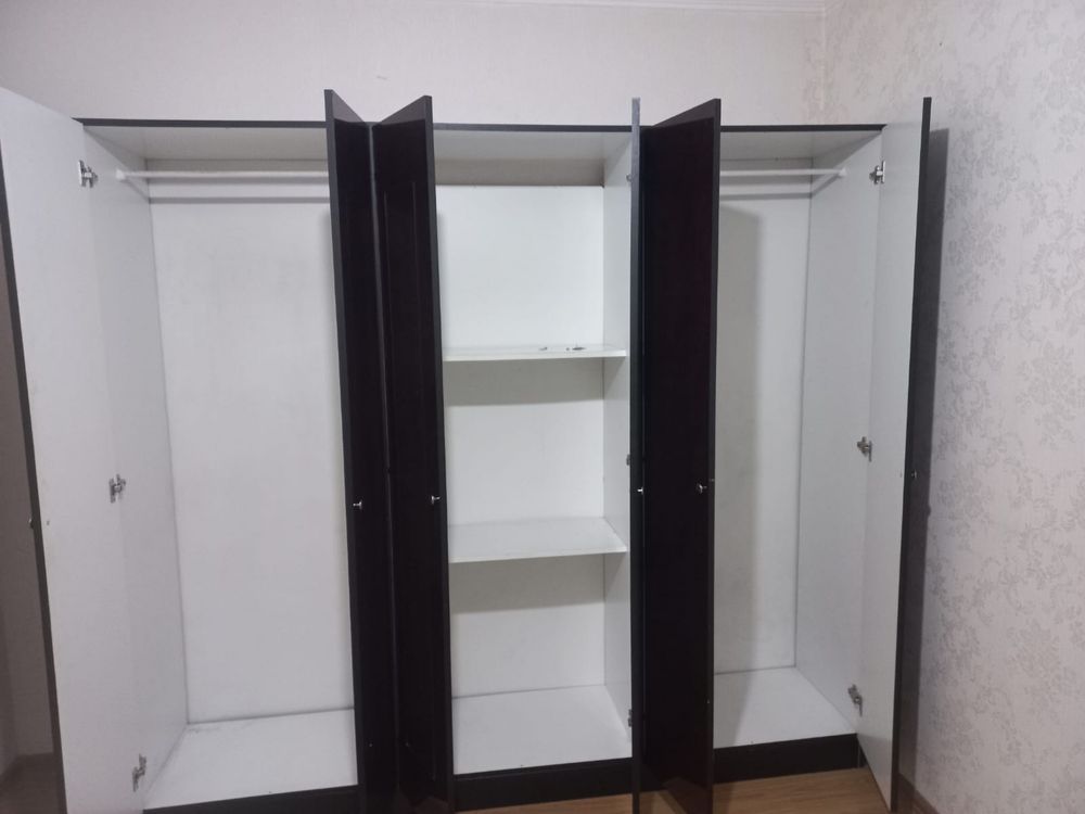 Шкаф в спальню продаю