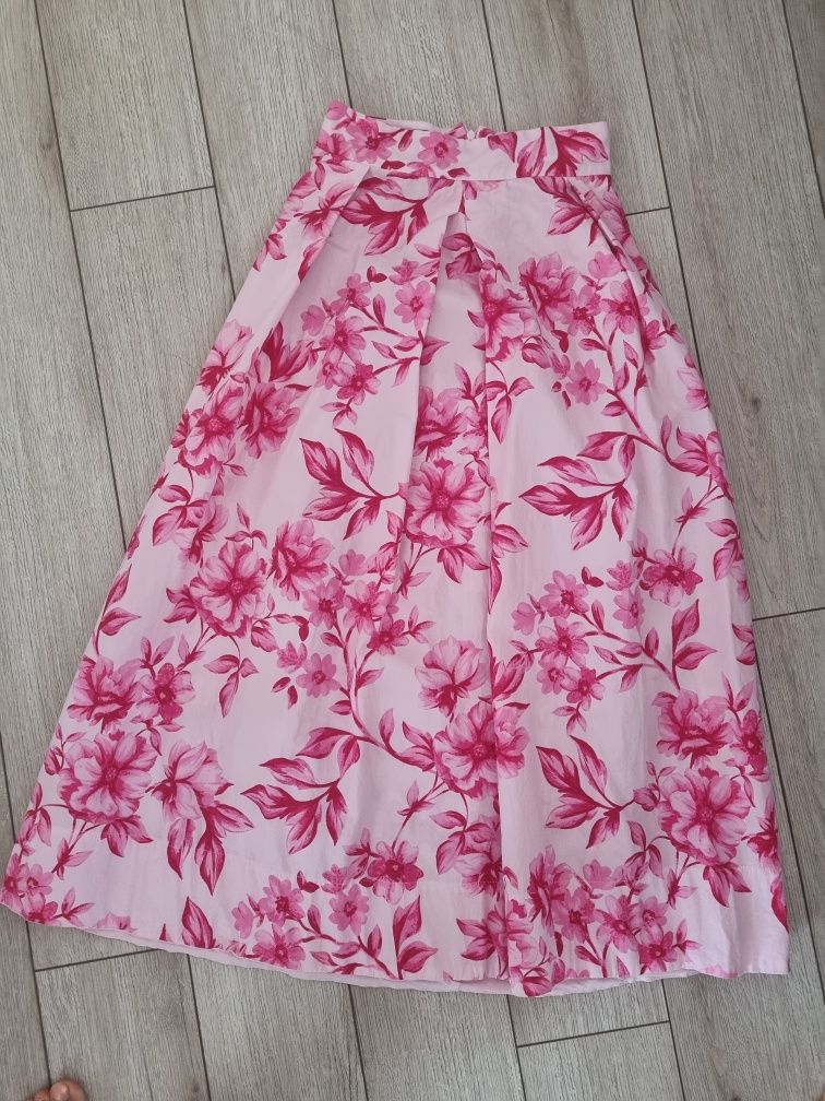 Пола Zara с розови цветя