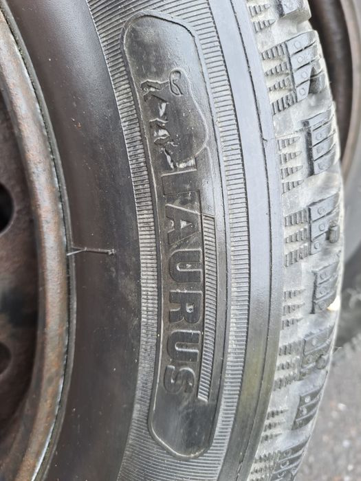 Vând 4 cauciucuri iarna cu jante Logan