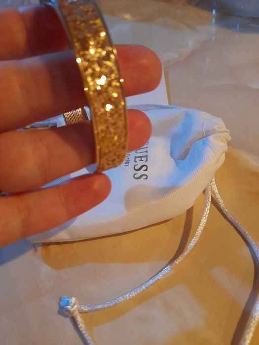 Оригинална нова гривна Guess