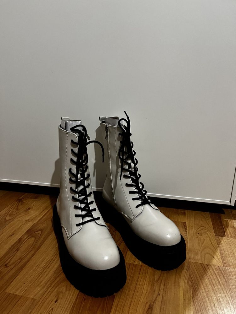 Бели боти Stradivarius
