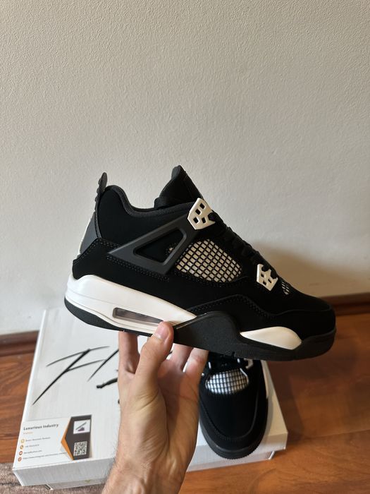 Air Jordan 4 Retro White Thunder