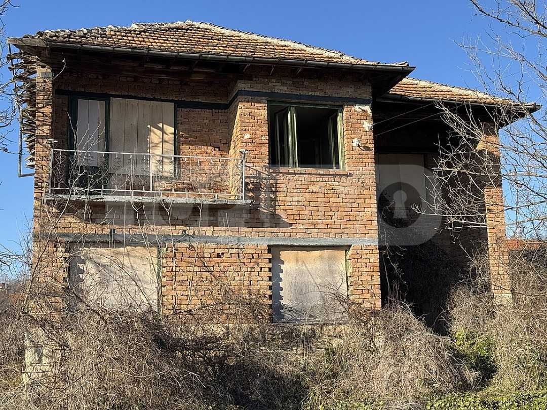 Двуетажна къща в село Кацелово