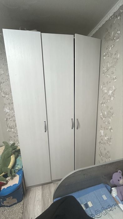 Продам спальный шкаф белого цвета
