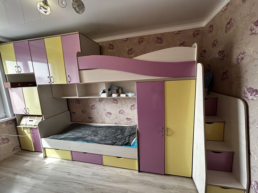 Детская стенка ( двухъярусная кровать , шкафы, стол , тумба)