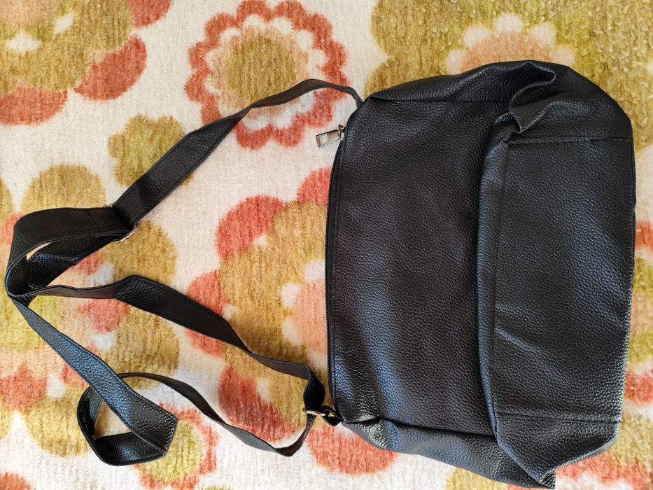 Дамска раница, размер 30 на 30 см.Чисто нова.