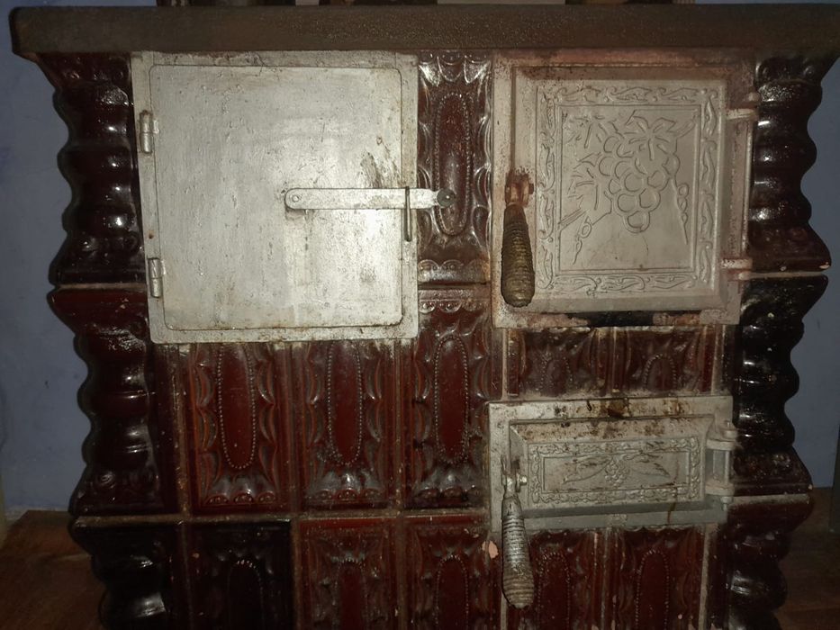 Vând sobă de teracotă cu plită și cuptor